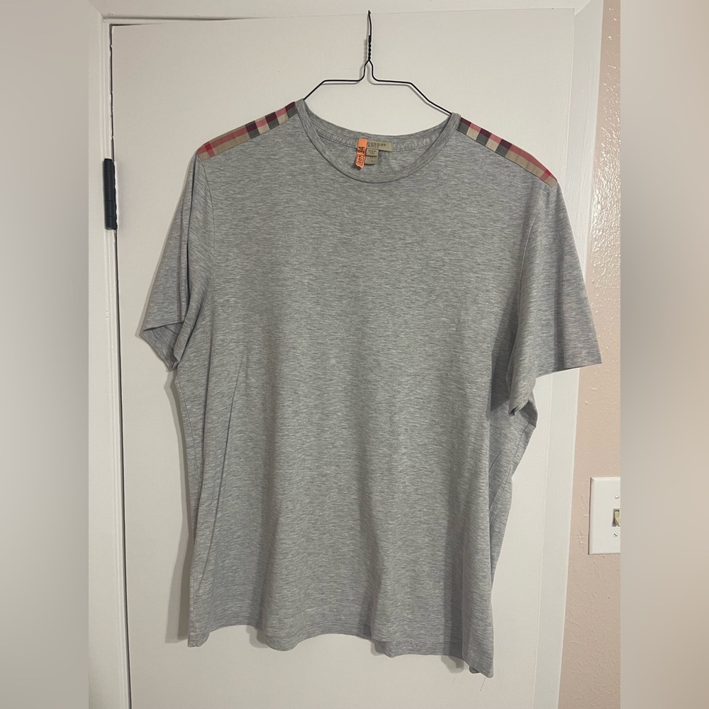 Authentic Burberry Brit Shoulder Patch T-Shirt
Fresh from the cleaners 👃🏾🧼🚿